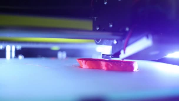 Gros plan sur le travail moderne 3D-imprimante faisant objet par le plastique — Video