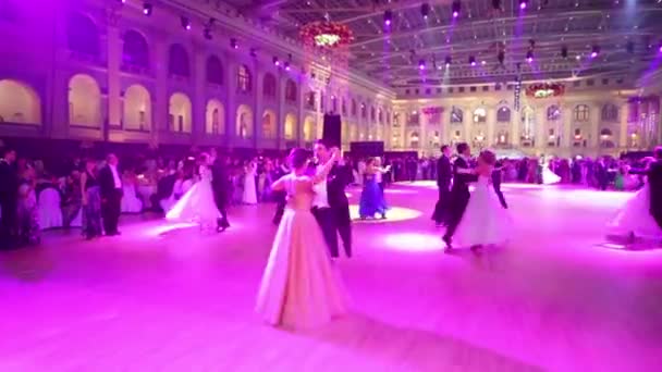 Parejas bailan bajo luces púrpuras en 11th Viennese Ball — Vídeo de stock