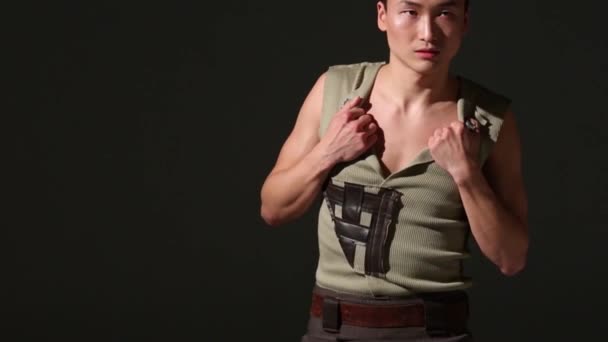 Guapo joven asiático hombre en medieval traje poses en estudio — Vídeos de Stock