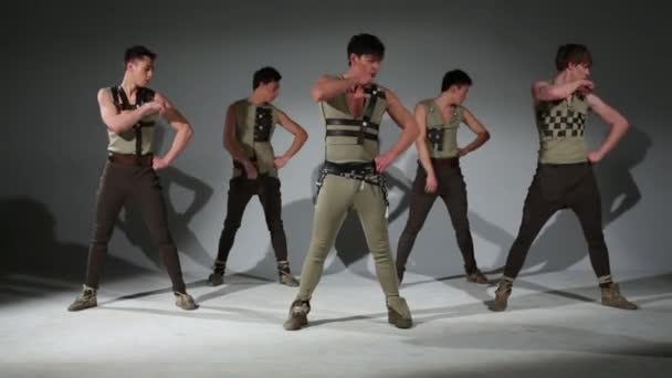 Cinq beaux hommes en costumes de chasse médiévaux dansent en studio — Video