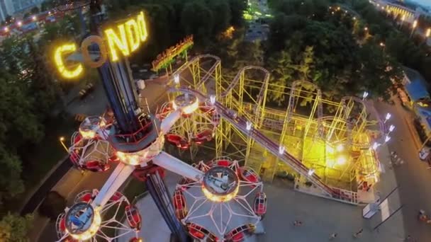 Amusements ride with people in park of VDNH at spring evening — Stock Video