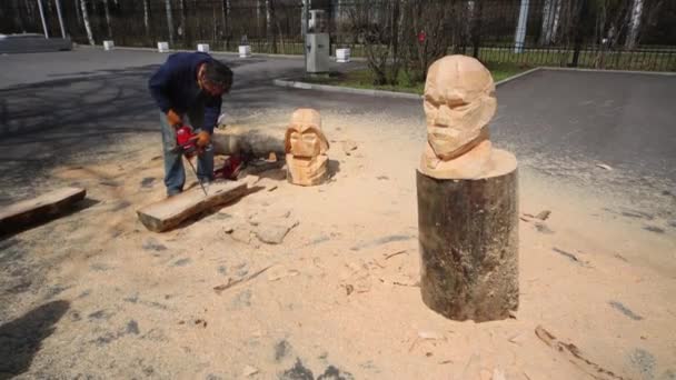 Competitie van houten sculpturen in Sokolniki Park — Stockvideo