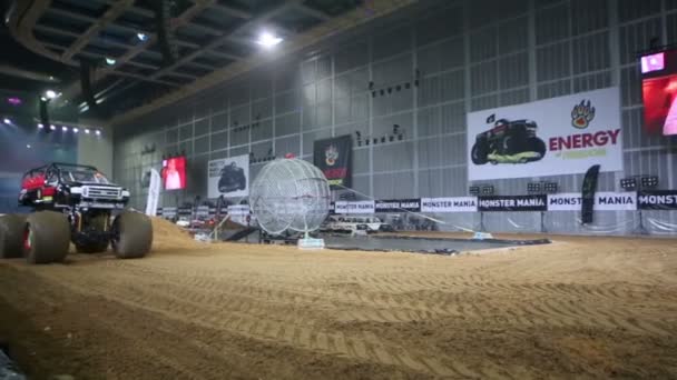 L'un des participants au spectacle de divertissement sportif — Video