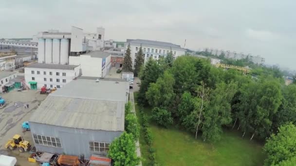 Panorama de la ciudad con planta de construcción de viviendas 3 y obra — Vídeos de Stock