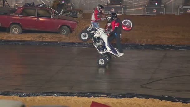 Due motociclisti girano intorno al quad sulle ruote posteriori — Video Stock