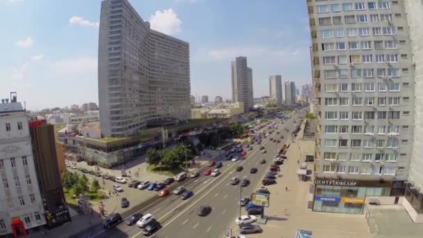 Ruch miejski na ulicy New Arbat w słoneczny letni dzień. Widok z lotu ptaka — Wideo stockowe