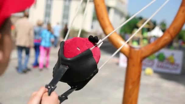 Jongen speelt met grote Slingshot Angry Birds Game outdoor. — Stockvideo