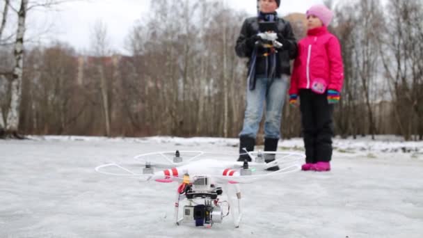 Chica y niño control Dji Phantom con gopro tomar fotos — Vídeos de Stock