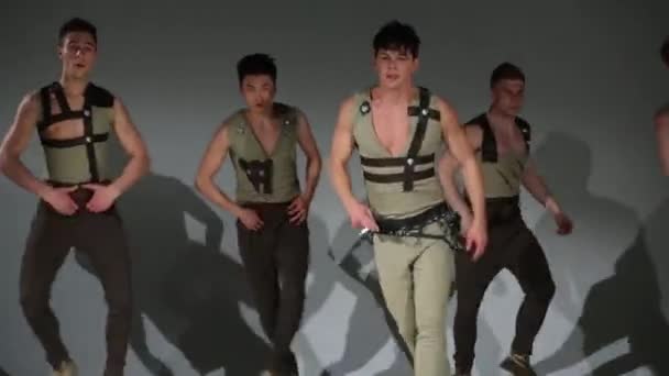 Fünf schöne Männer in mittelalterlichen Jagdkostümen tanzen im Studio — Stockvideo