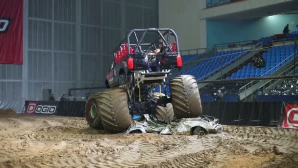 Riesen-PKW-Offroader bewegt abgeflachtes Auto — Stockvideo