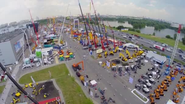 Tráfego perto do território da 15a Exposição Especializada — Vídeo de Stock