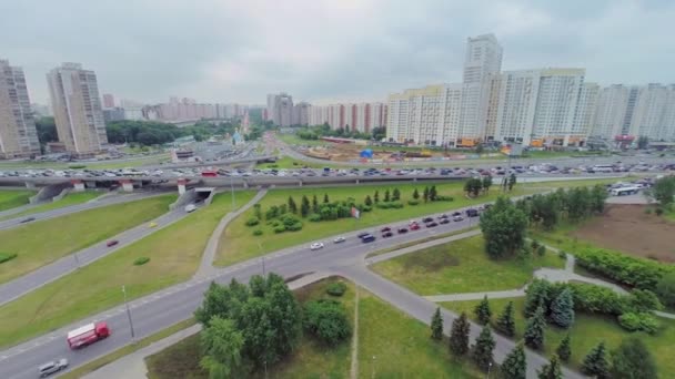 Congestión del transporte en el intercambio en el día nublado de primavera . — Vídeos de Stock