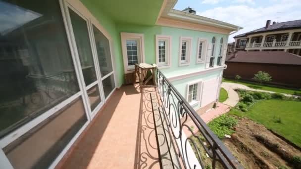 Vue du balcon au petit jardin près du chalet le jour de l'été 