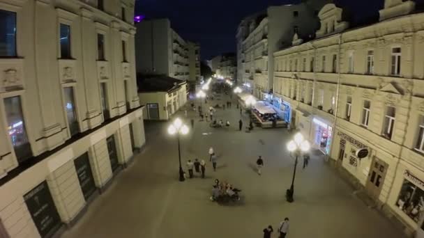 İnsanlar tarafından Arbat Caddesi yürüyüş — Stok video