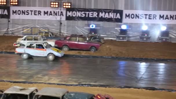 Mały samochód rozbił się na Monster Truck na wystawie Monster Mania — Wideo stockowe