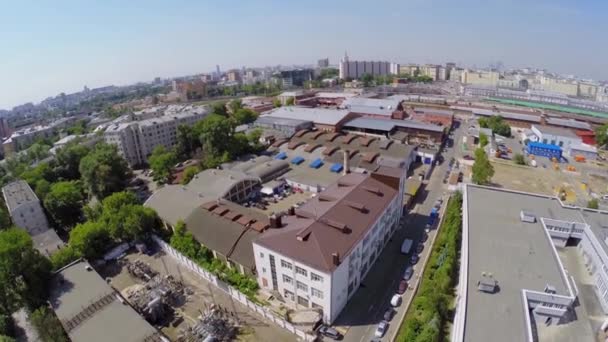 Paisaje urbano con depósito de automóviles de Correos de Rusia — Vídeos de Stock