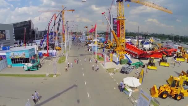 Visitantes caminham pela Exposição Internacional Especializada — Vídeo de Stock