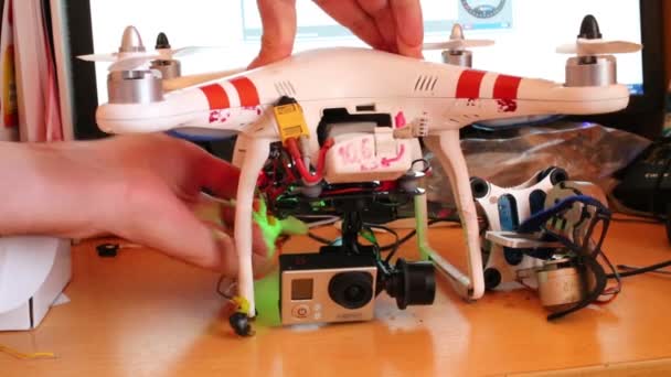 DJI Phantom quadcopter avec caméra GoPro sur la table . — Video