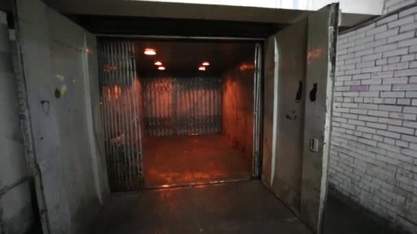Cabine ouverte de l'ascenseur de fret dans la salle d'entrepôt . — Video