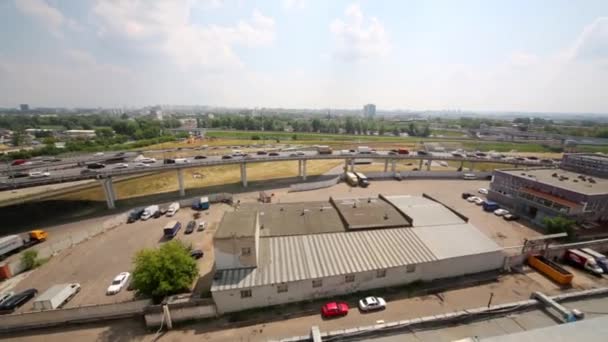 Vista desde el techo del edificio en puentes llenos de coches en movimiento . — Vídeos de Stock