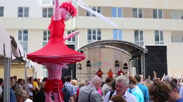 Les gens et la femme dansent à Housewarming Elk Island Republic . — Video