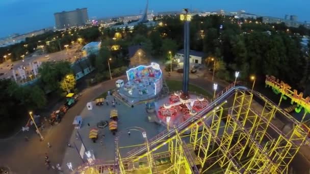 Cityscape com diversões no parque de VDNH na noite de primavera — Vídeo de Stock