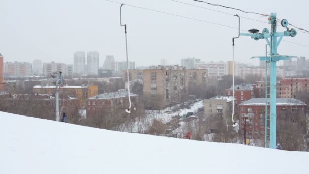 Skiën drag lift van Ski Resort in de buurt van stad in de winter dag — Stockvideo