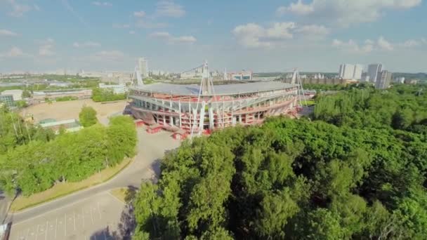 Locomotiva arena de esportes contra a paisagem urbana na primavera — Vídeo de Stock