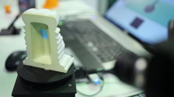 Çağdaş 3D tarayıcı dönen nesnenin verilerini okuyor — Stok video