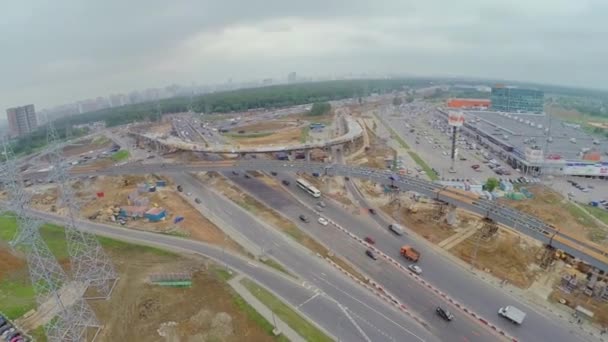 Townscape con el sitio de construcción de Borovskaja paso elevado y el tráfico — Vídeos de Stock