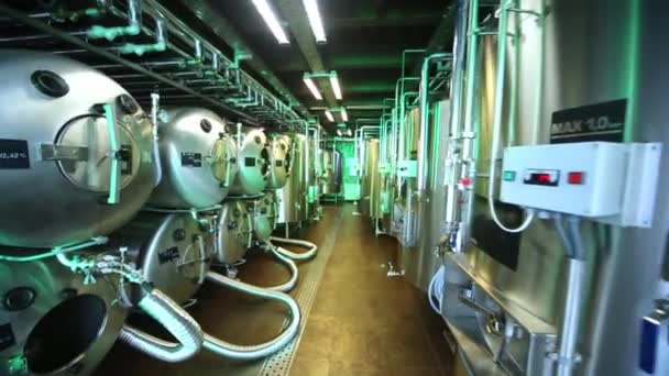 一排排的钢罐和控制面板在小型酿酒厂. — 图库视频影像