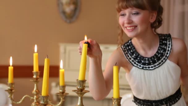 Menina sorridente no vestido branco luzes velas à noite — Vídeo de Stock