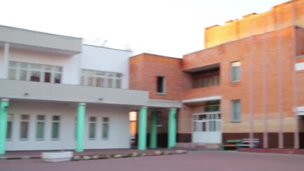 Patio entre edificio de sanatorio con inscripción Bon appetit — Vídeos de Stock