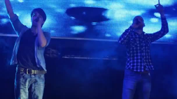 Hollandalı şarkıcı Ralf Mackenbach ve Rus şarkıcı V.Stukov sahne aldı — Stok video