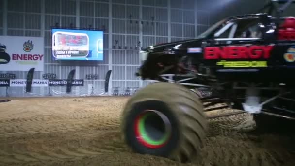 Giant passenger offroader makes a turn on the sports show — Stock Video