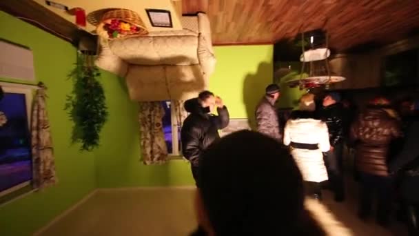 Menschen in umgekipptem Haus in vvc in Moskau, Russland. — Stockvideo