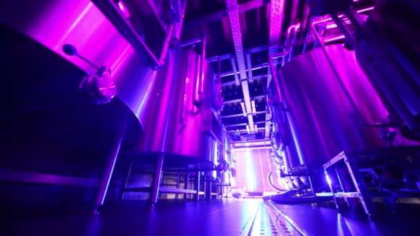 Zwei Reihen Stahltanks in der Brauerei unter wechselnder Beleuchtung — Stockvideo