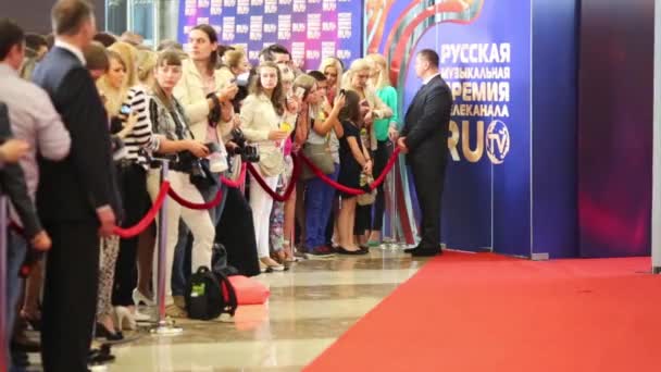 Guardia di sicurezza e fan sul tappeto rosso sul Russian Music Award — Video Stock