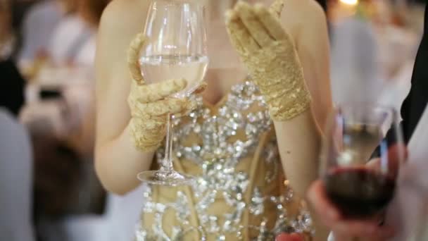 Male and female hands holds glasses of red and white wine — Stock Video