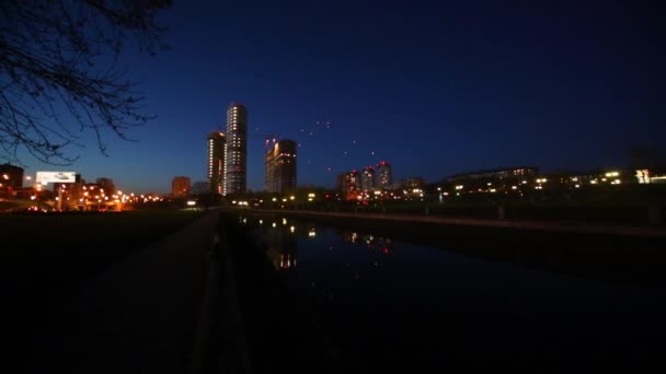 春の夜に空、建物や池にランタンを飛ばす — ストック動画