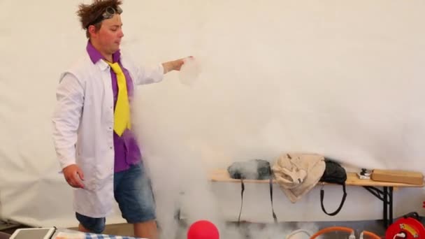 Chemist sprinkle with nitrogen at Housewarming Republic holiday — Stock Video