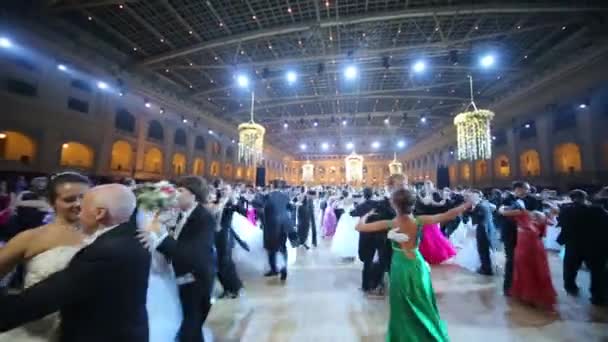 Beaucoup de valses au 11ème bal viennois à Gostiny Dvor — Video