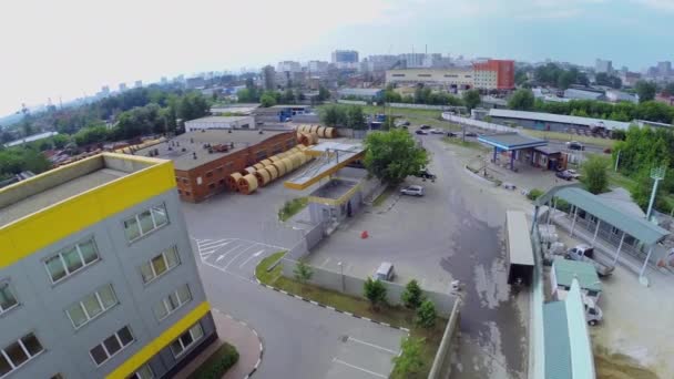 Ruch transportowy w pobliżu fabryki przewodów i zakładów betonowych — Wideo stockowe