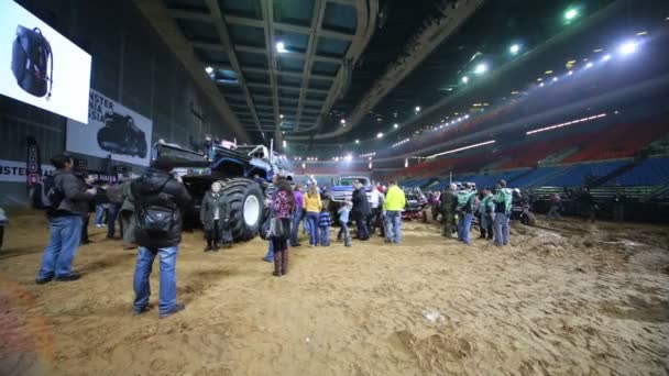 Arena sportovního komplexu Olimpijskiy s vozy zapojenými — Stock video