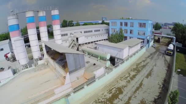 Concrete plant Union-9 in de zomer bewolkte dag. Luchtfoto — Stockvideo