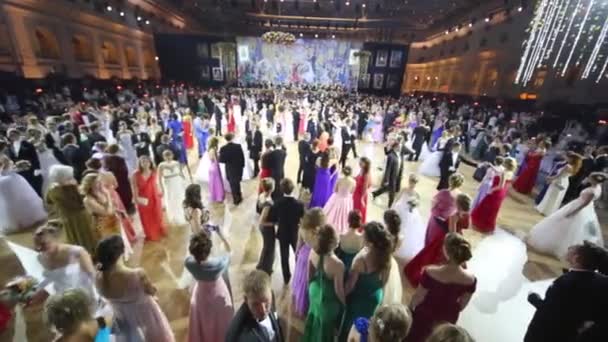 Les gens dans le grand hall du 11ème bal viennois à Gostiny Dvor — Video