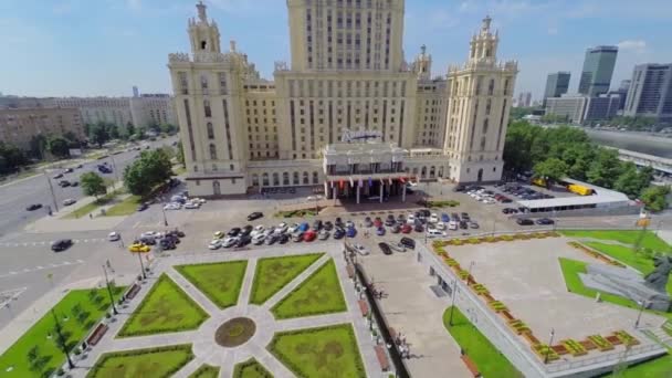 Гостиница Украина на набережной реки с судами . — стоковое видео