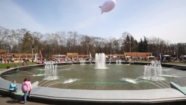 Фонтан и вертолет в парке "Сокольники" в Москве — стоковое видео