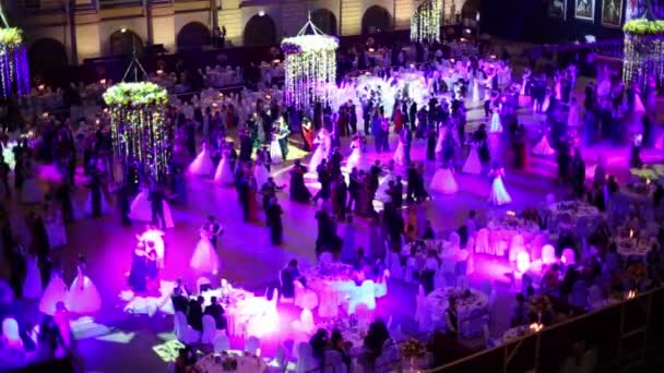 Sala con tavoli e belle persone all'XI Ballo viennese — Video Stock