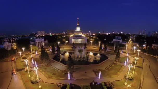 Cityscape with Friendship of Nations fountain near main pavilion — Stock Video